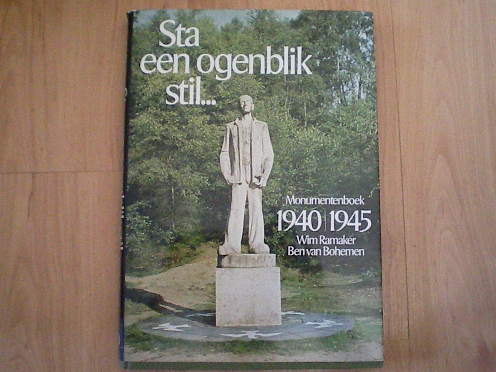 Sta een moment stil... Monumentenboek 1940/1945