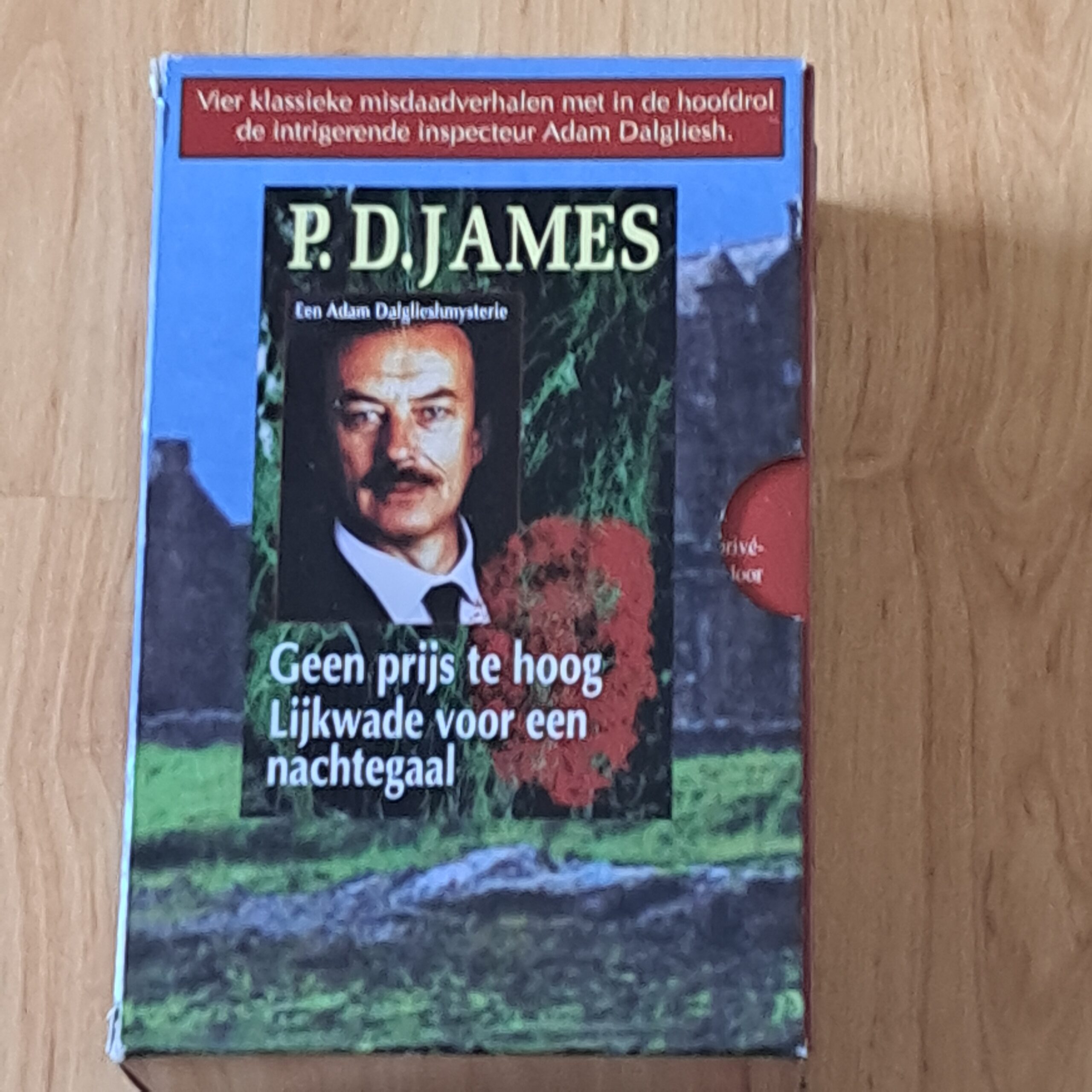James, P.D. - Geen prijs te hoog/ Lijkwade voor een nachtegaal/ Kat in het nauw/ Tehuis met vele vrienden in box - Afbeelding 2