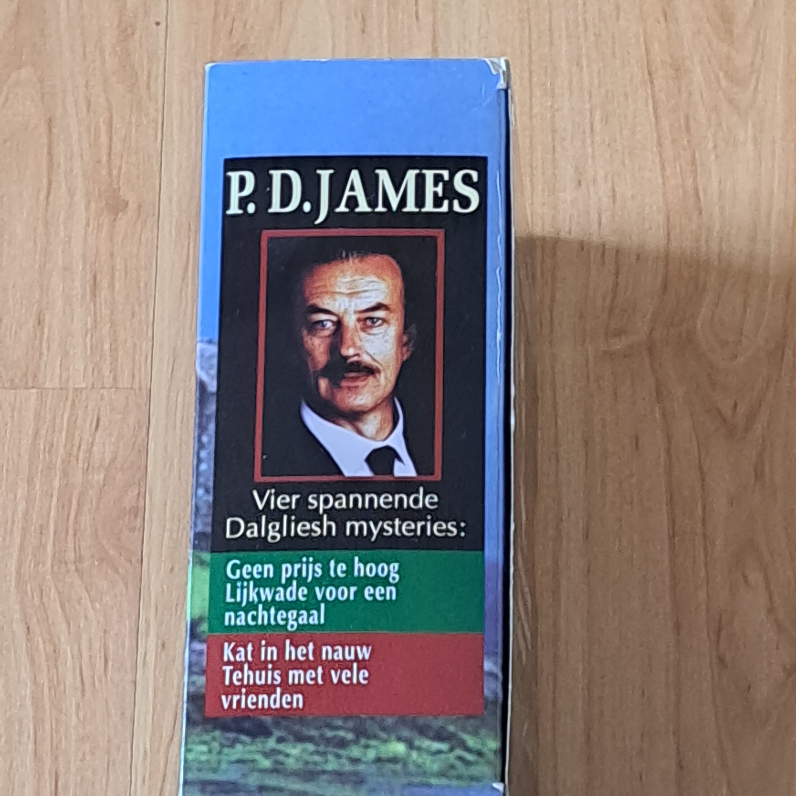 James, P.D. - Geen prijs te hoog/ Lijkwade voor een nachtegaal/ Kat in het nauw/ Tehuis met vele vrienden in box - Afbeelding 3