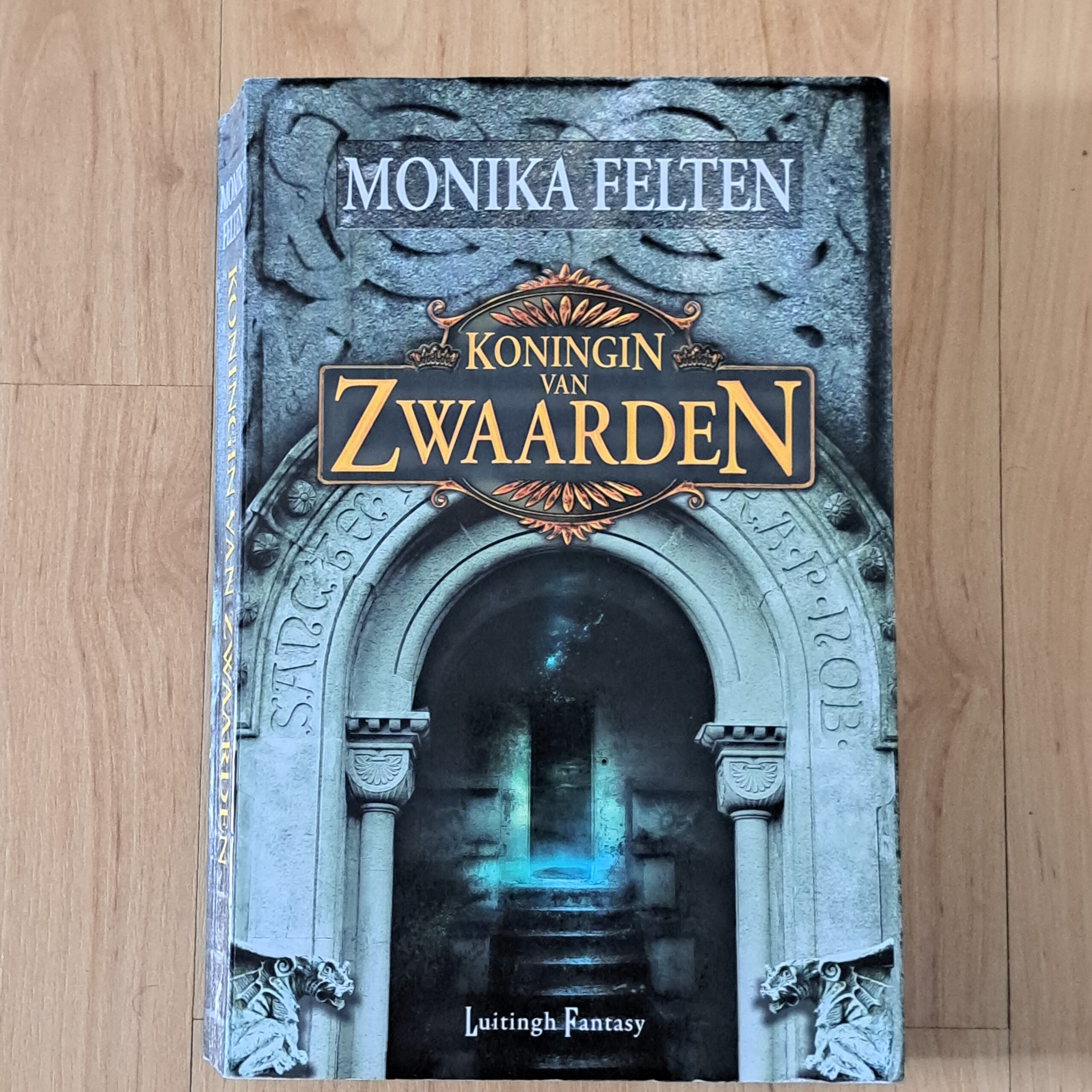 Felten, Monika - Koningin van zwaarden